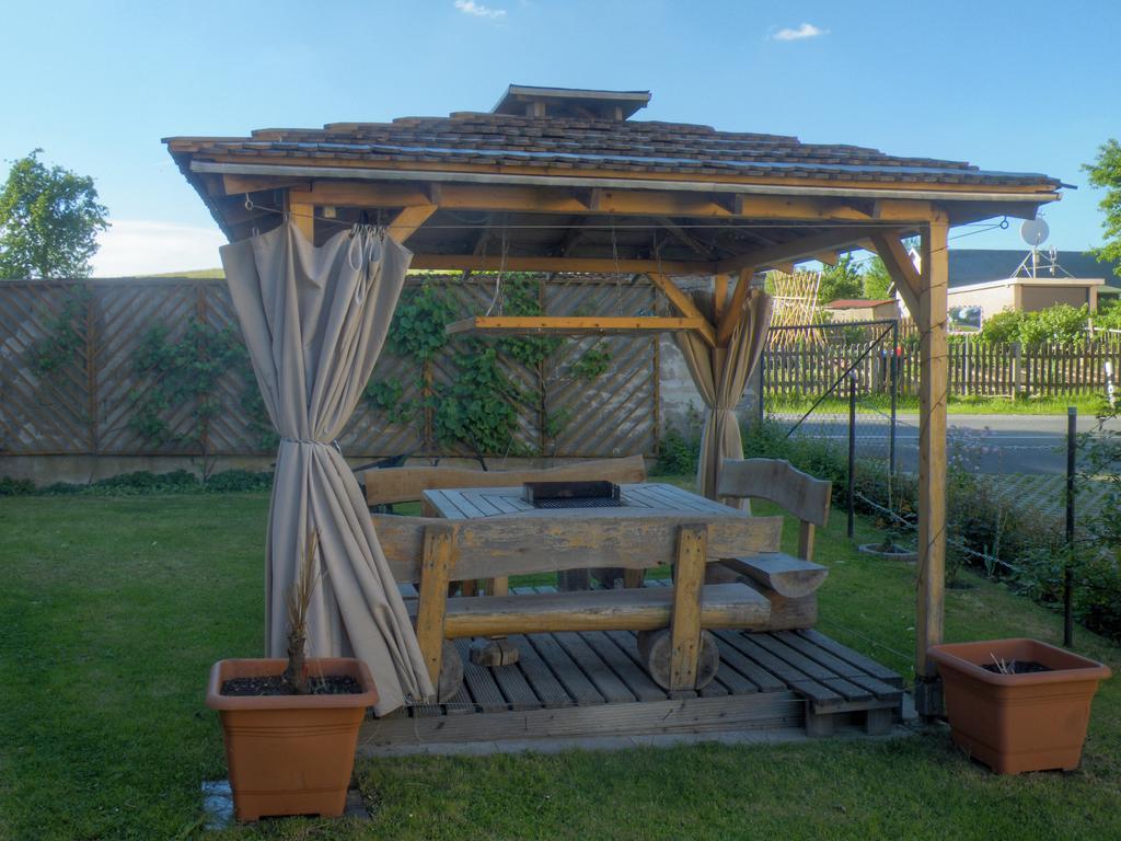 Bed and Breakfast Am Lindenbaum Зебниц Экстерьер фото
